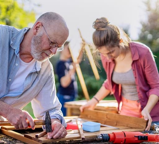 Bouw een kunstwerk met pallethout en takken